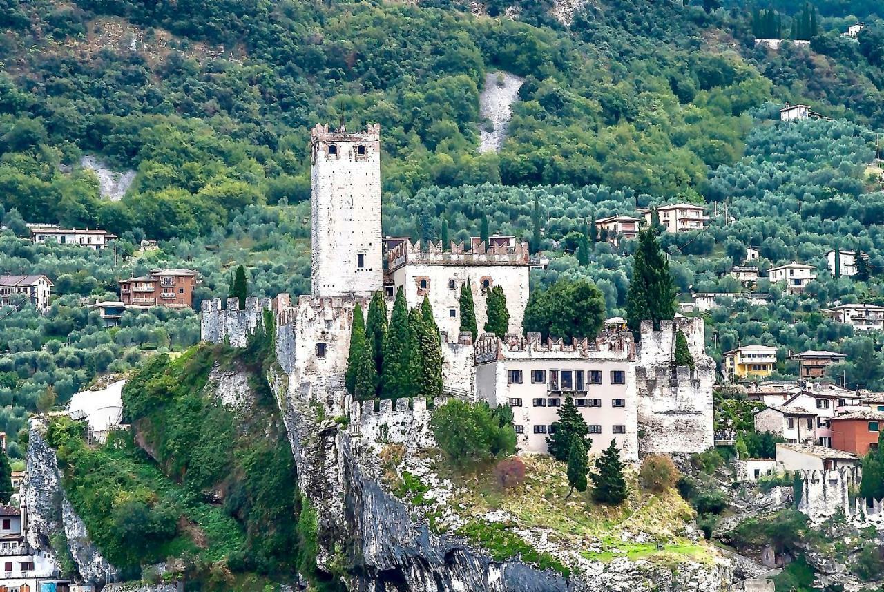 Il Castello Apartment Малчезине Екстериор снимка